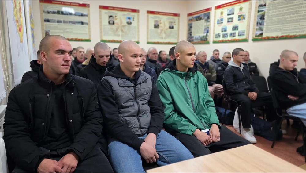 Призывники в военкомате Кобрина 23 октября 2026 года. Фото: «Кобринский вестник»