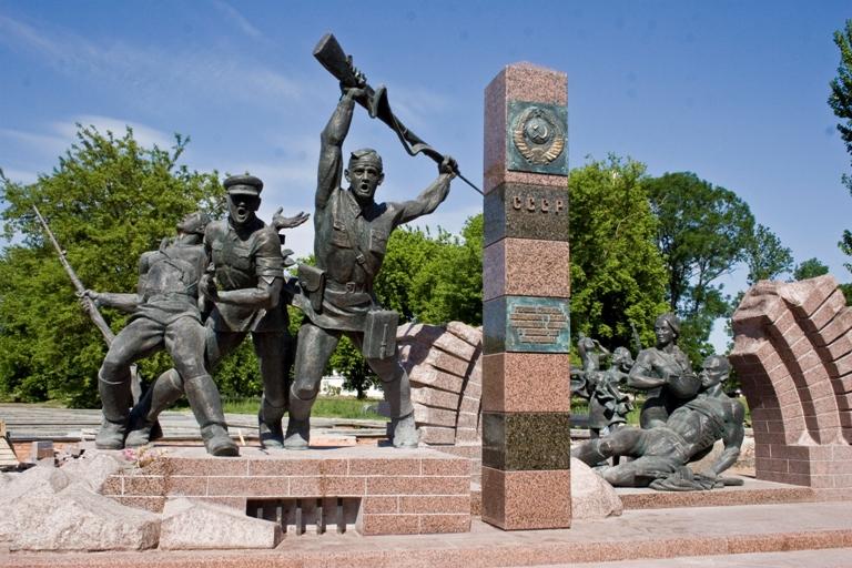 Памятник пограничникам и их семьям, погибшим в первые дни военных действий
